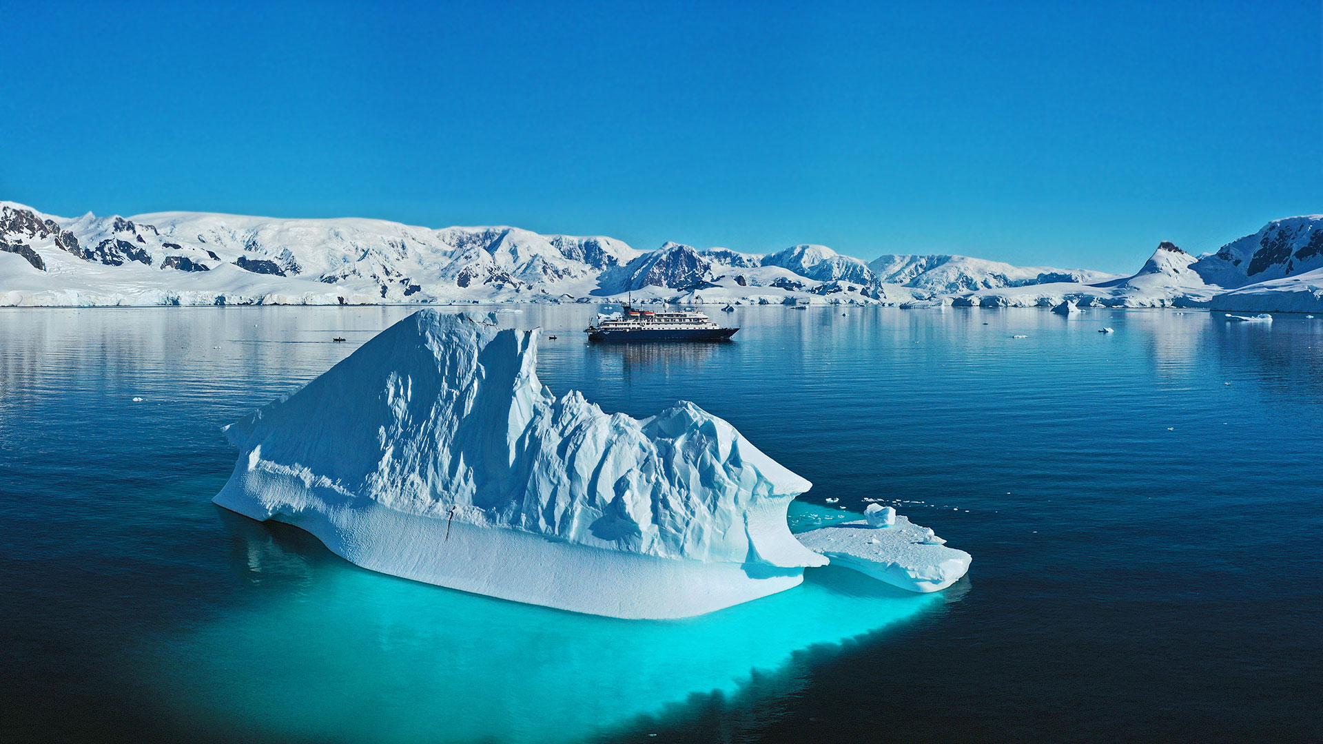 "Си Спирит" и айсберг в Антарктике