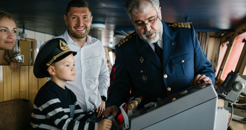 Капитан Лобусов дает пассажирам круиза порулить ледоколом