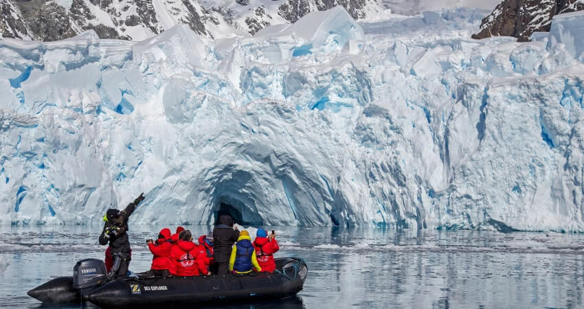 Круиз на лодке "Зодиак" в Антарктике