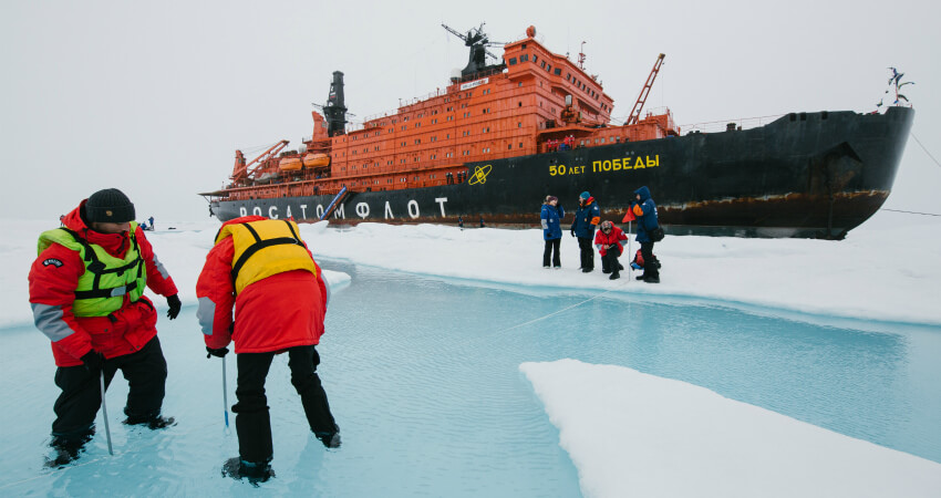Пассажиры круиза измеряют глубину полыньи на Северном полюсе