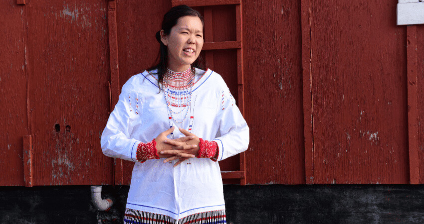Девушка в традиционном женском наряде Инуитов