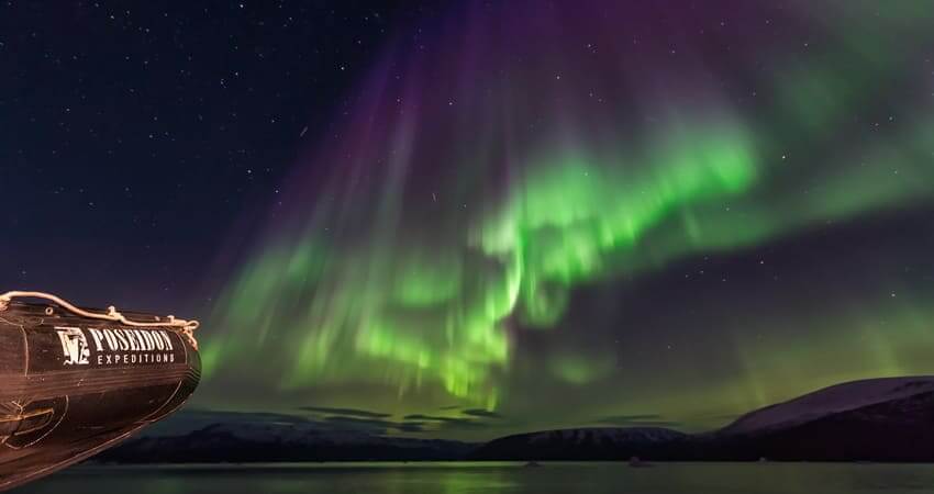 Северное сияние на ночном арктическом небе