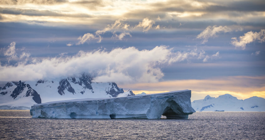 Айсберг в круизе в Антарктике