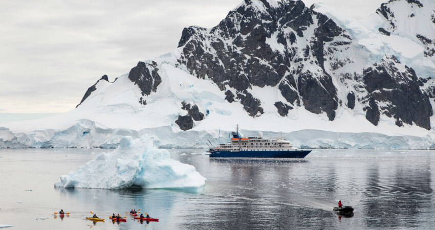 Экспедиционное судно в Антарктике