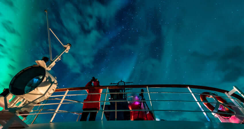 Aurora Borealis на ночном небе Гренладнии