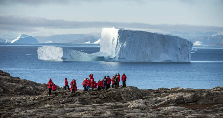 Пассажиры на высадке в Гренландии