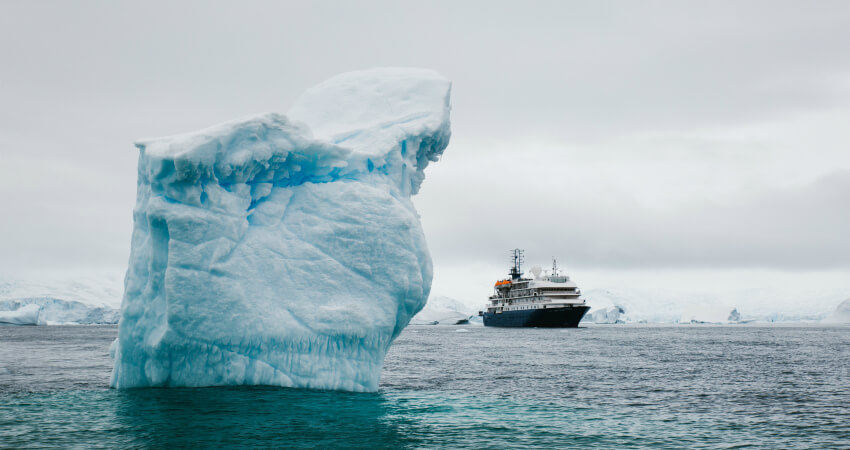 Экспедиционное судно Си Спирит рядом с айсбергом