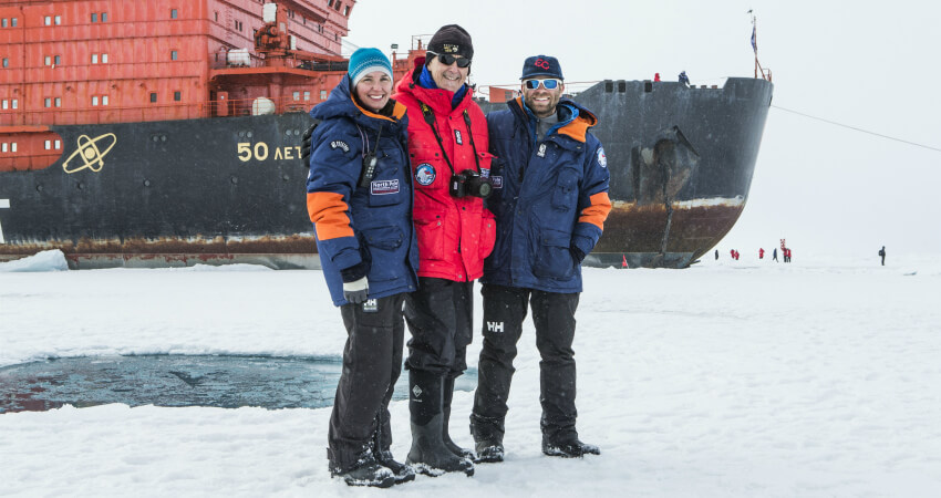 Экспедиционная команда на фоне ледокода